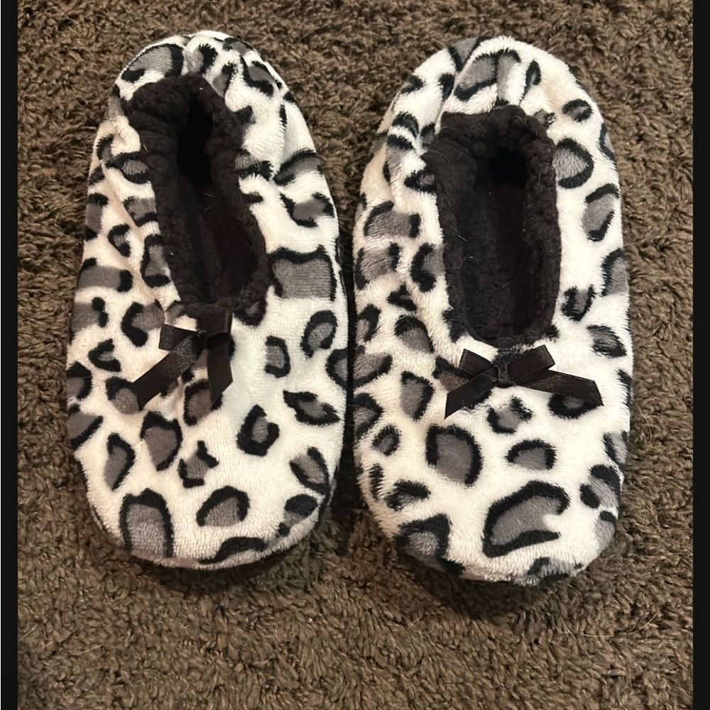 Source Unknown Black and White Plush Slippers